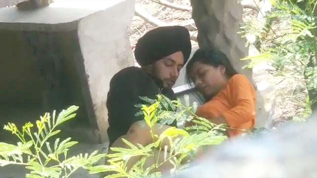 Punjabi Boy Fucking Hard Sexy College GF in Outdoor Park This Video Record By Others People
