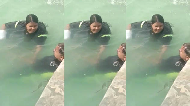Aunty Giving Handjob in Swimming Pool Watch Online